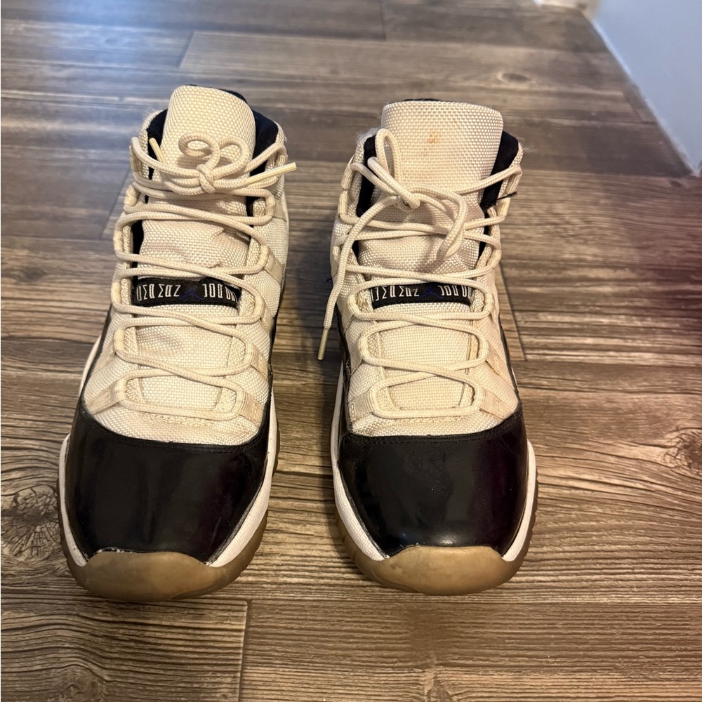 Black and White Jordans size 6.5